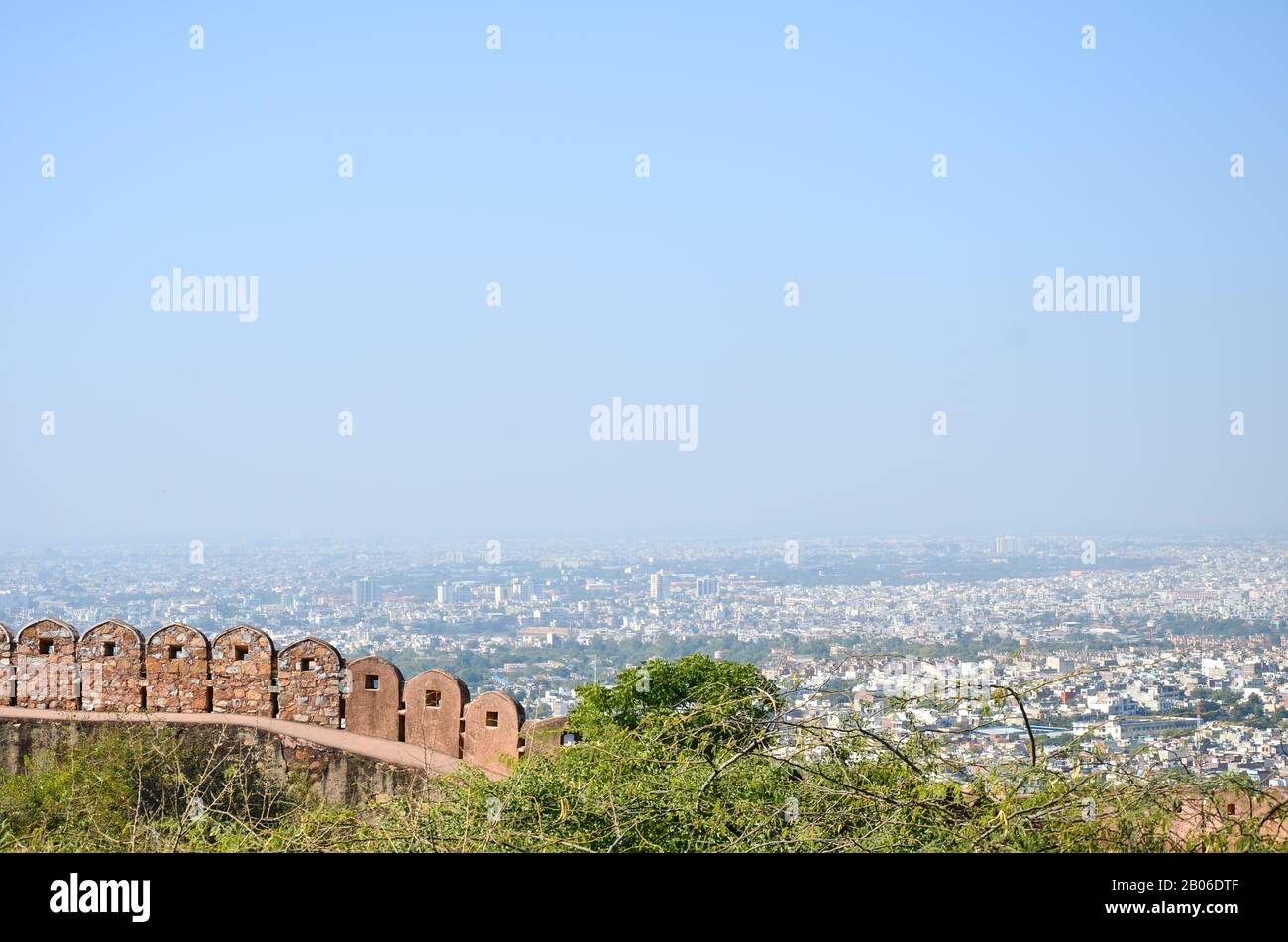 Vue panoramique sur la ville de Jaipur depuis le fort de Nahargarh ou le fort de tigre à Jaipur, Rajasthan, Inde Banque D'Images