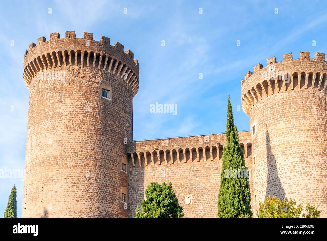 Ancien château avec tours de Rocca Pia dans le centre de Tivoli, région du Latium, Italie Banque D'Images