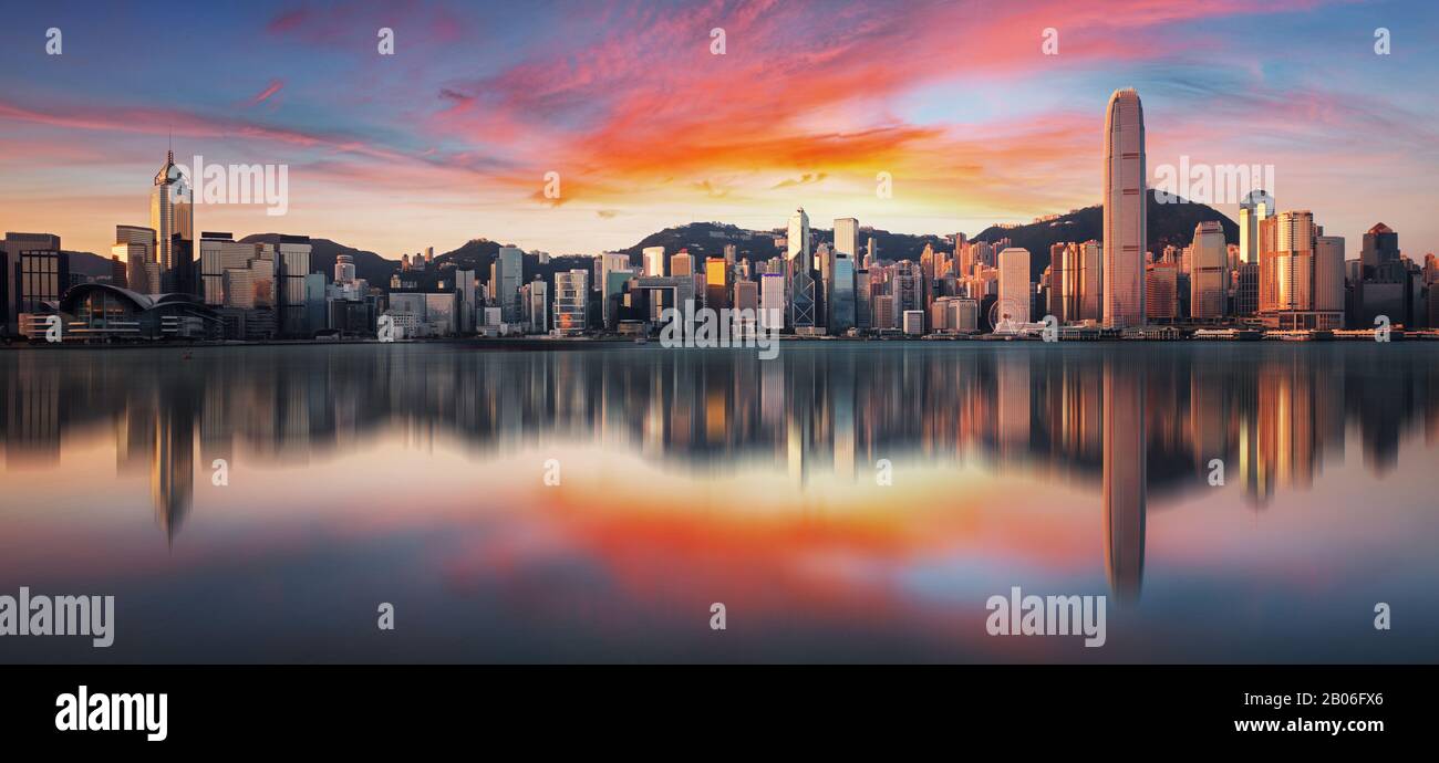 Hong Kong au lever du soleil avec la réflexion, financières downtow avec gratte-ciel Banque D'Images