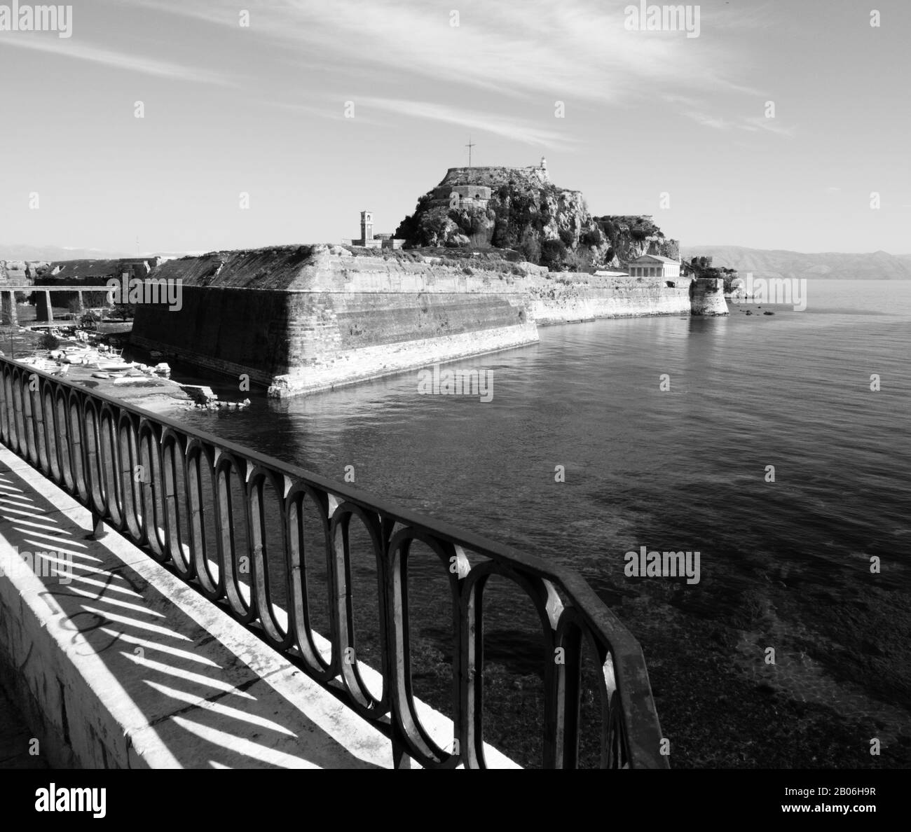 Image noire et blanche de la vieille forteresse de Corfou, une forteresse vénitienne construite au début du XVe siècle et a survécu à quatre sièges sans être prise Banque D'Images