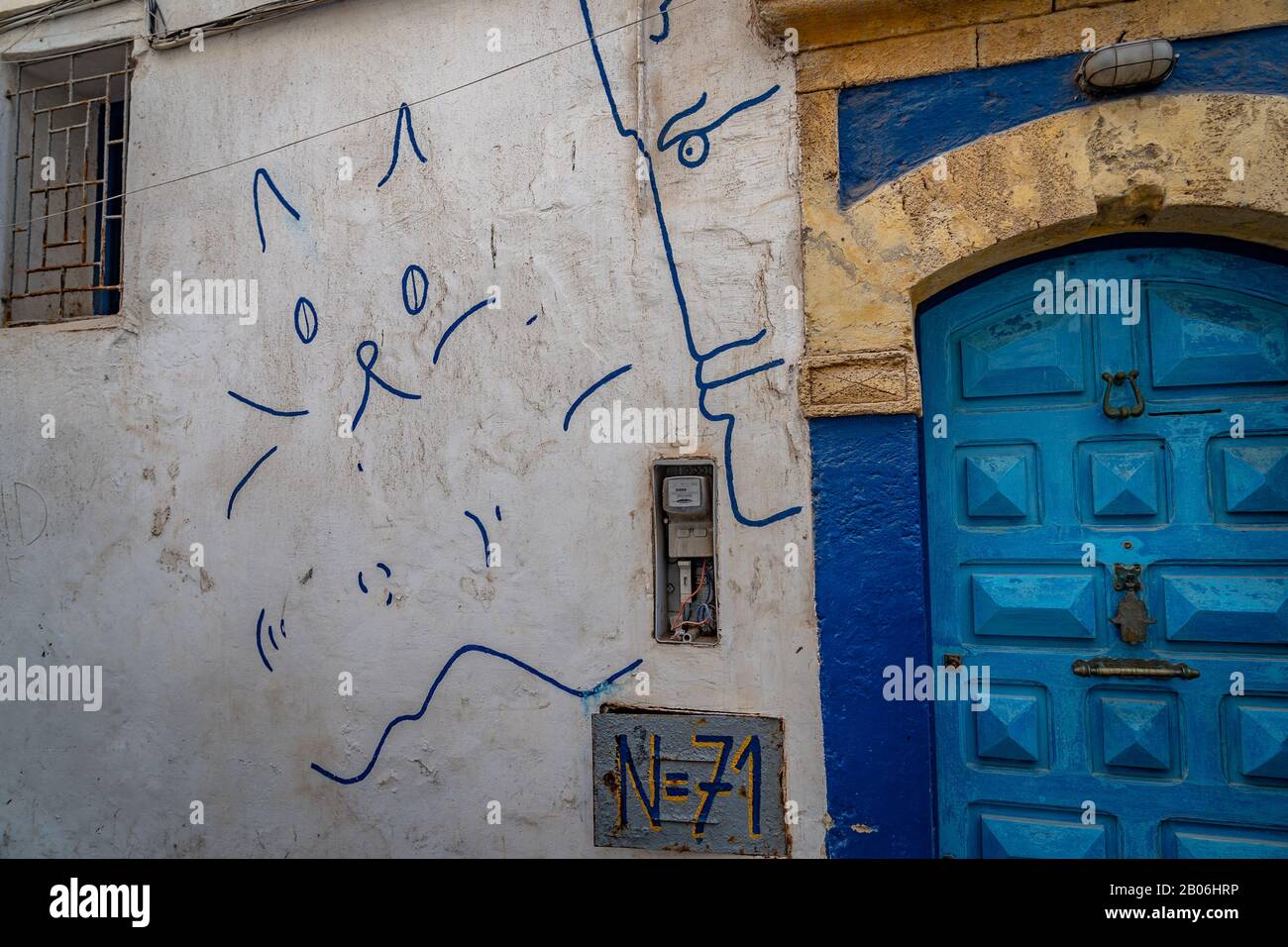Essaouira, Maroc - Dessin d'un chat sur un mur blanc Banque D'Images
