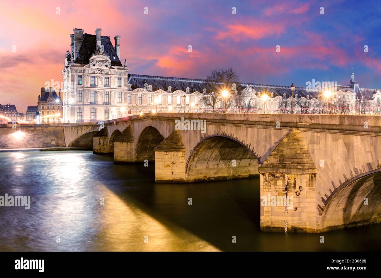 Paris - Le Pont Royal et palais du Louvre Banque D'Images