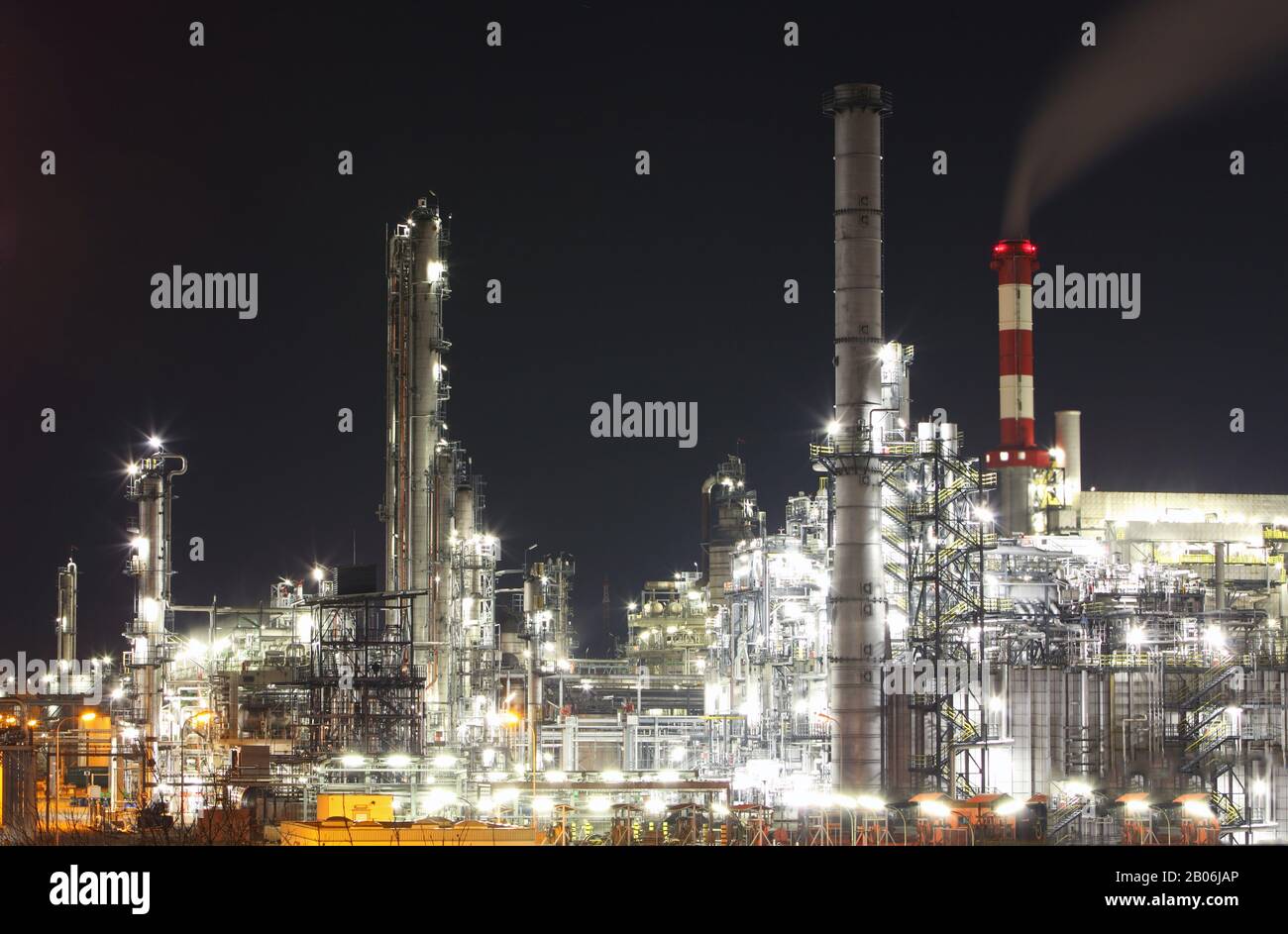Pétrole et gaz - raffinerie au crépuscule - usine - usine pétrochimique Banque D'Images