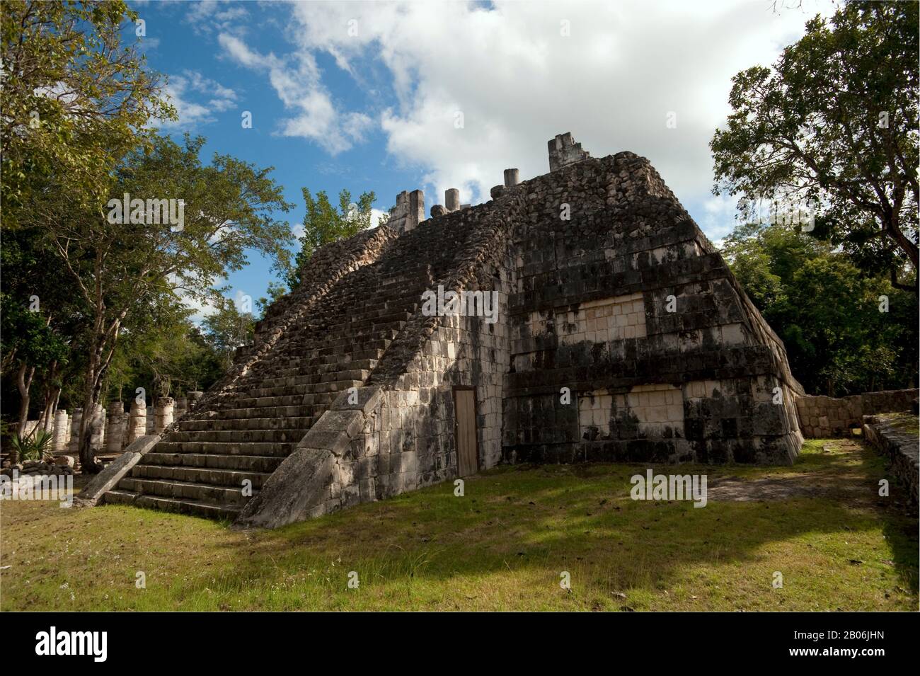 MEXIQUE, PÉNINSULE DU YUCATAN, PRÈS DE CANCUN, RUINES MAYAS DE CHICHEN ITZA, TEMPLE DES GRANDES TABLES Banque D'Images