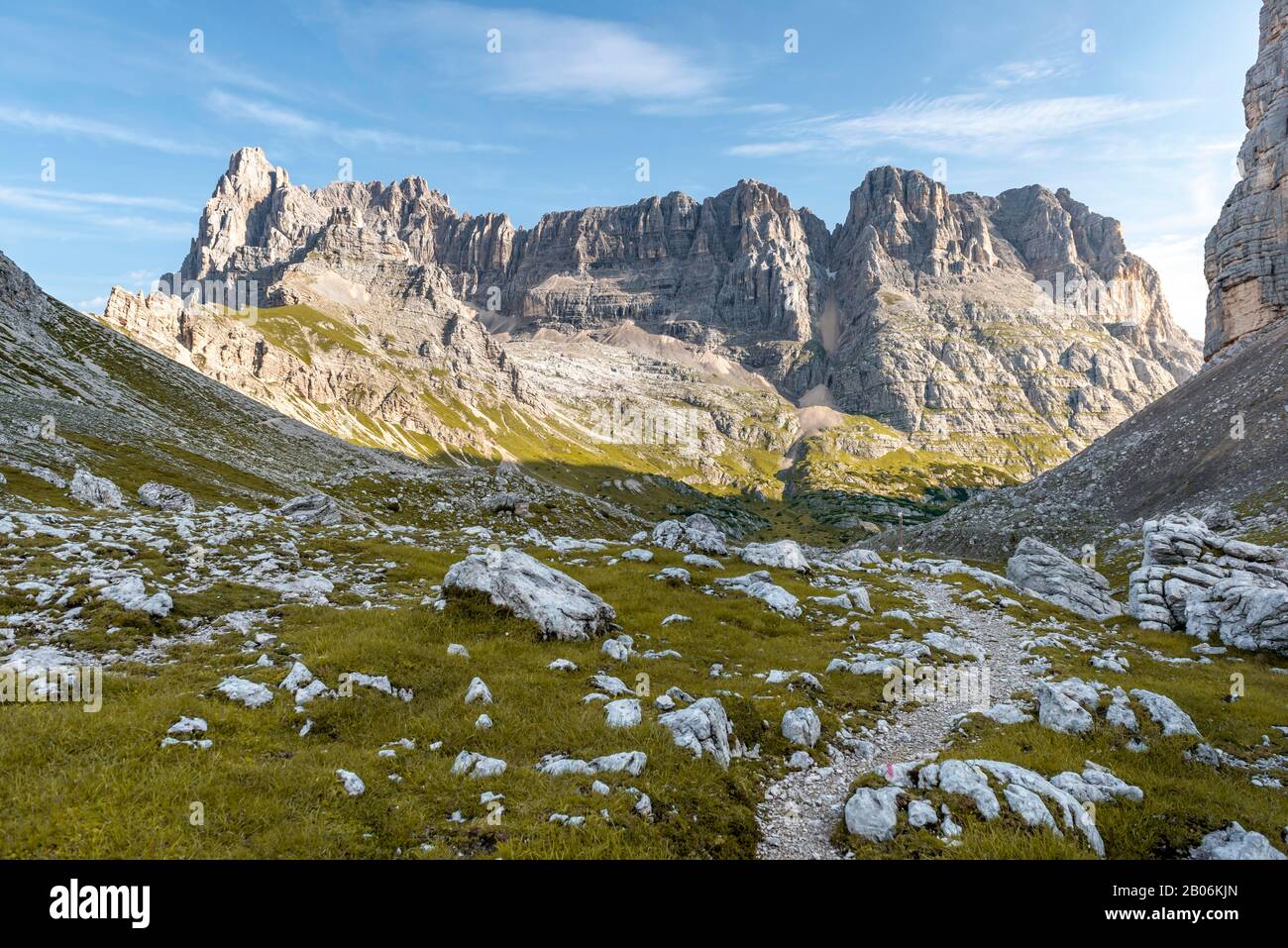 Sentier de randonnée, circuit de Sorapiss, crête à l'arrière, mont Punte Tre Sorelle, Dolomites, Belluno, Italie Banque D'Images