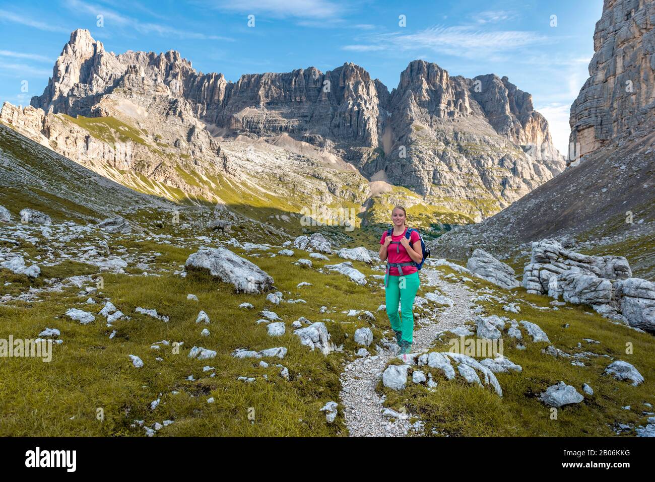 Jeune randonneur sur un sentier de randonnée, Sorapiss Circumambulation, derrière la crête, Mont Pune Tre Sorelle, Dolomites, Belluno, Italie Banque D'Images