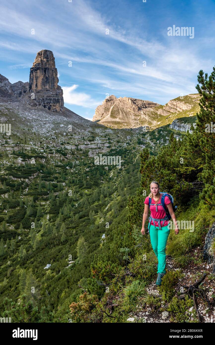 Jeune randonneur sur un sentier de randonnée, excursion aller-retour à Sorapiss, Dolomites, Belluno, Italie, Europe Banque D'Images