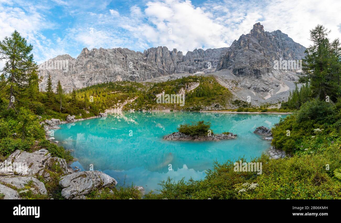 Lac Sorapis vert turquoise, Lago di Sorapis et sommet de montagne Dito di Dio, Dolomites, Belluno, Italie Banque D'Images