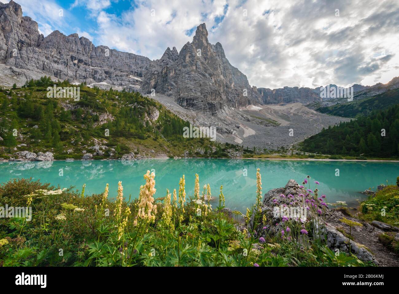 Lac Sorapis vert turquoise, Lago di Sorapis et sommet de montagne Dito di Dio, Dolomites, Belluno, Italie Banque D'Images
