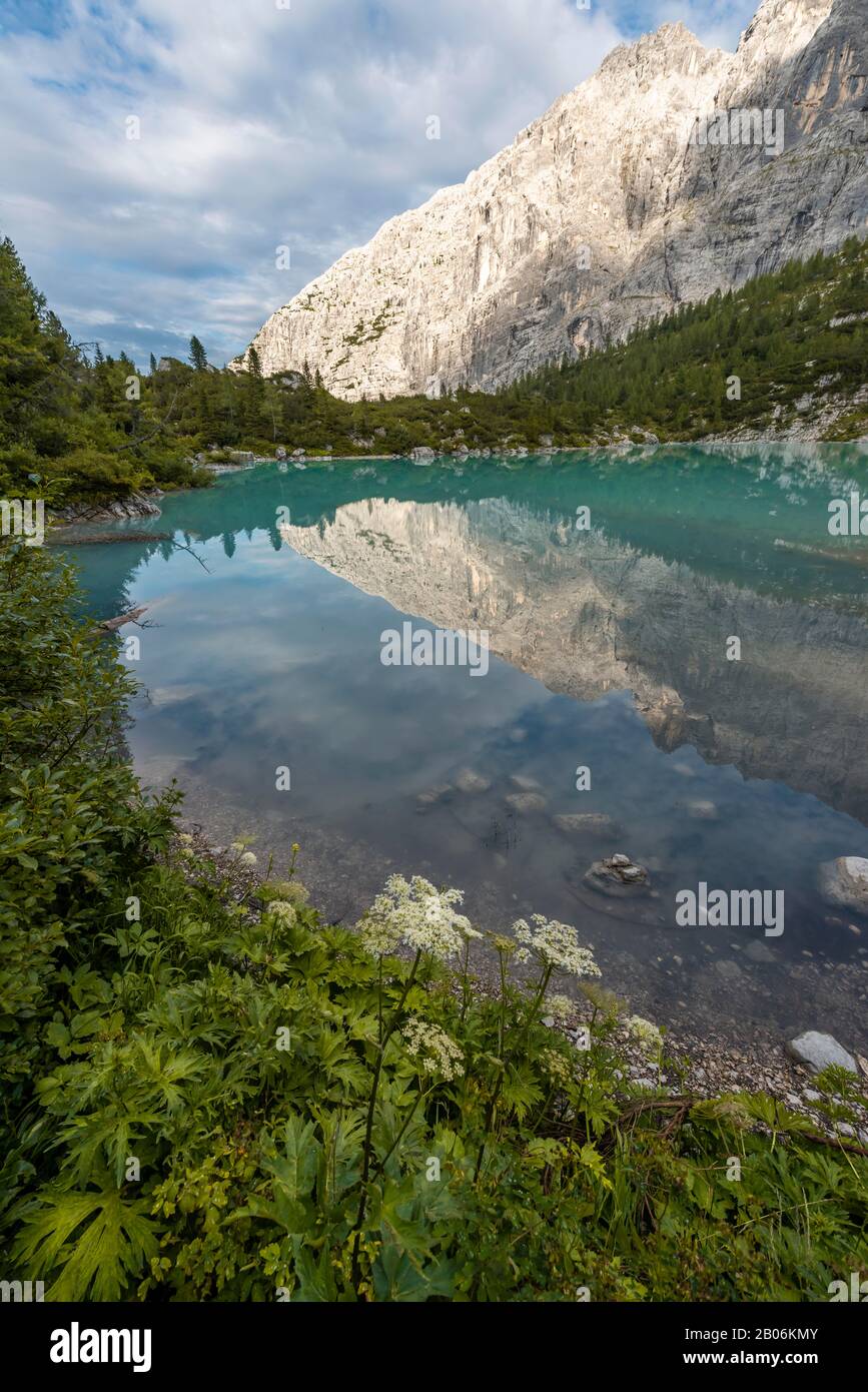 Montagne reflétée dans le lac de Sorapis vert turquoise, Lago di Sorapiss, Dolomites, Belluno, Italie Banque D'Images