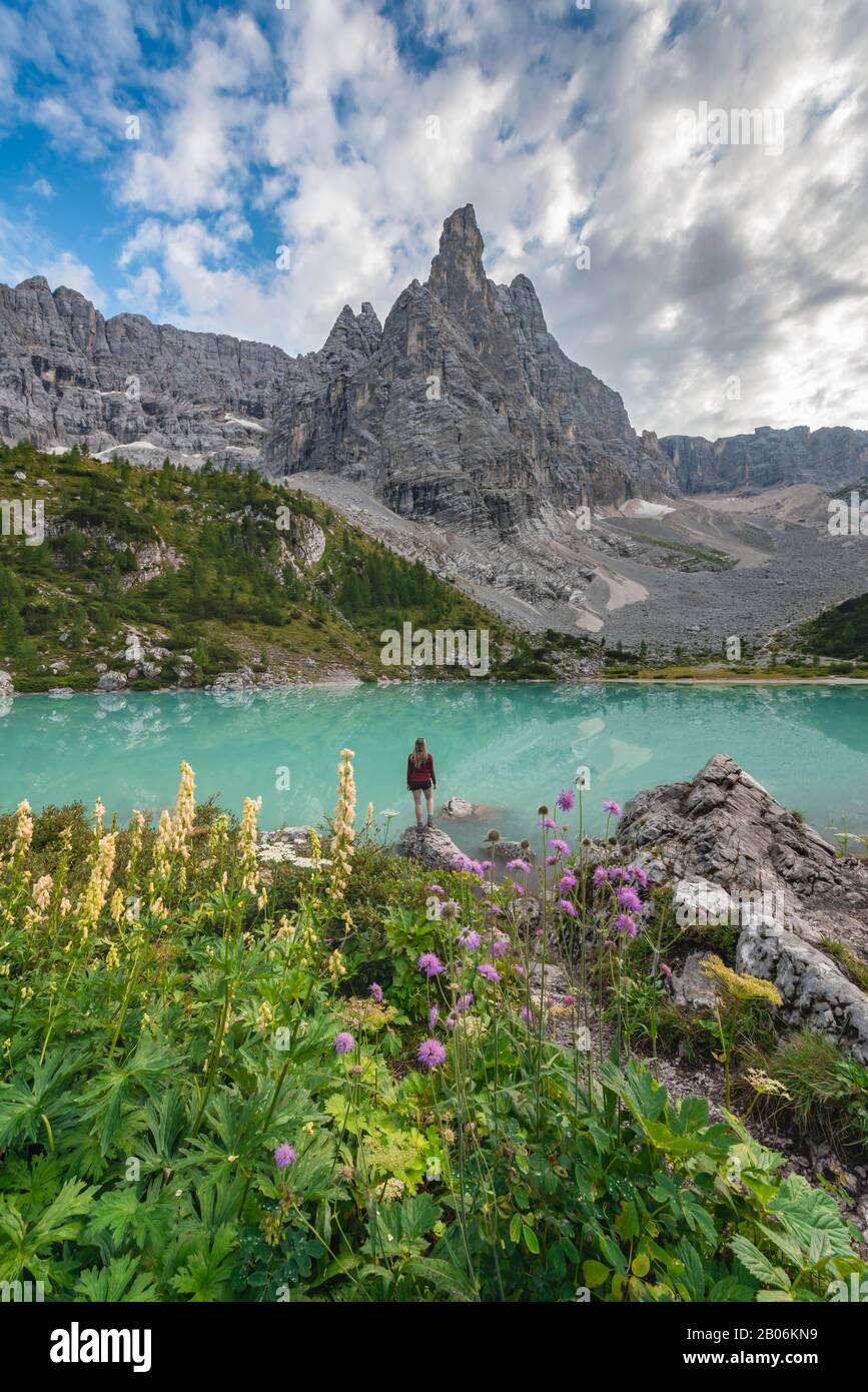 Jeune femme, randonneur au lac de Sorapis vert turquoise, Lago di Sorapis, pic de montagne Dito di Dio, Dolomites, Belluno, Italie Banque D'Images