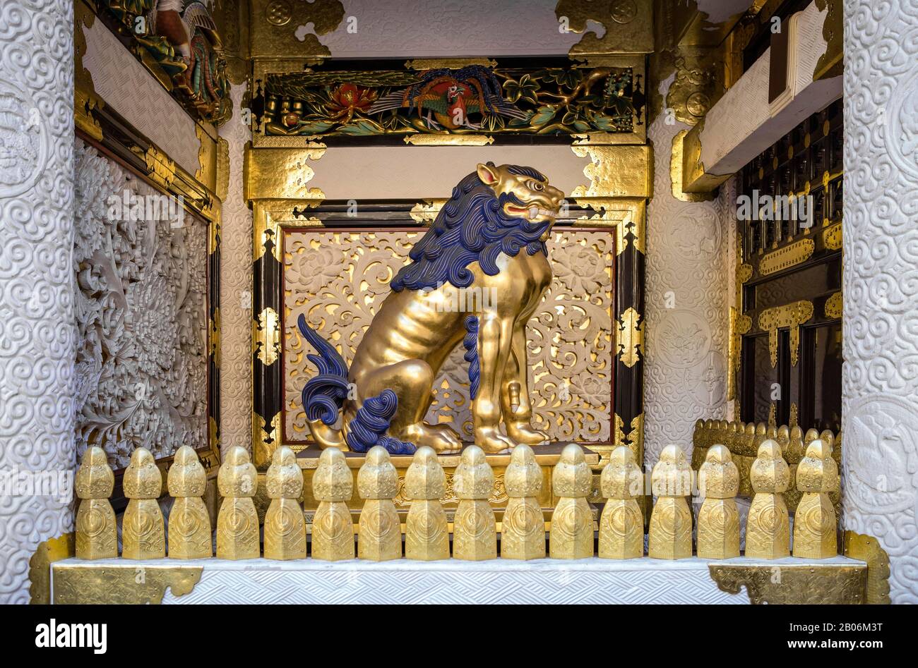 Statue d'un lion gardien au sanctuaire de Tosho-gu Shinto, Nikko, préfecture de Tochigi, Japon Banque D'Images