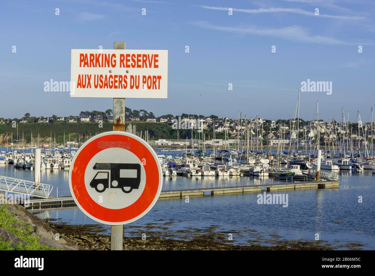 Panneau interdit aux campeurs au port de, Camaret-sur-Mer, Département Finistère, France Banque D'Images