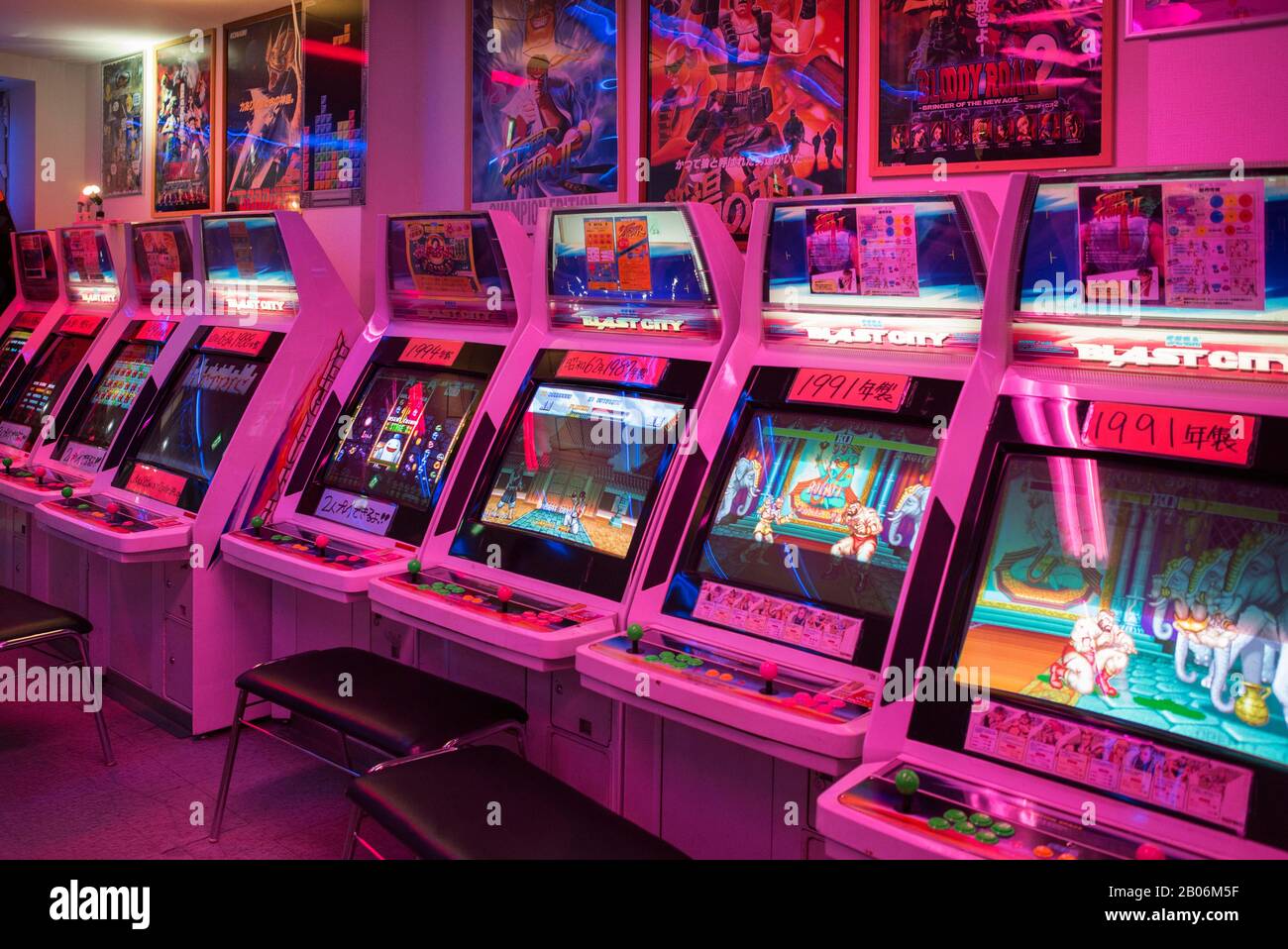 Vieux jeux vidéo, machines d'arcade des années quatre-vingt et  quatre-vingt, quartier Shinsekai, Osaka, Japon Photo Stock - Alamy