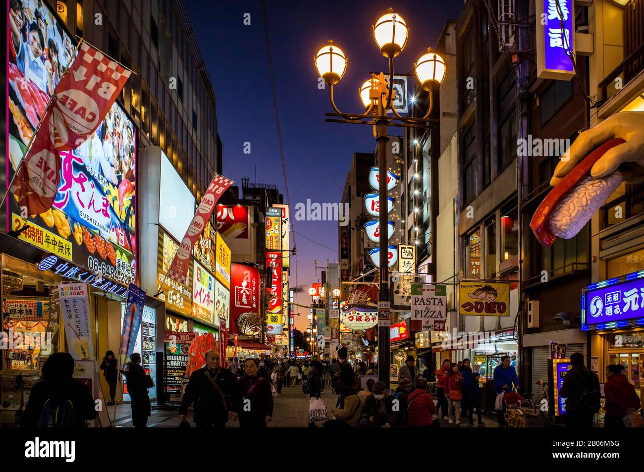 Publicité colorée, restaurants et magasins sur le mile Dotonbori de divertissement, nuit tourné, Osaka, Japon Banque D'Images