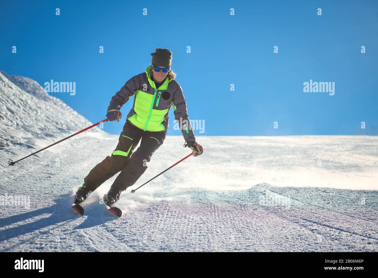 Skieur pratiquant le ski alpin sur la piste d'un domaine skiable Banque D'Images