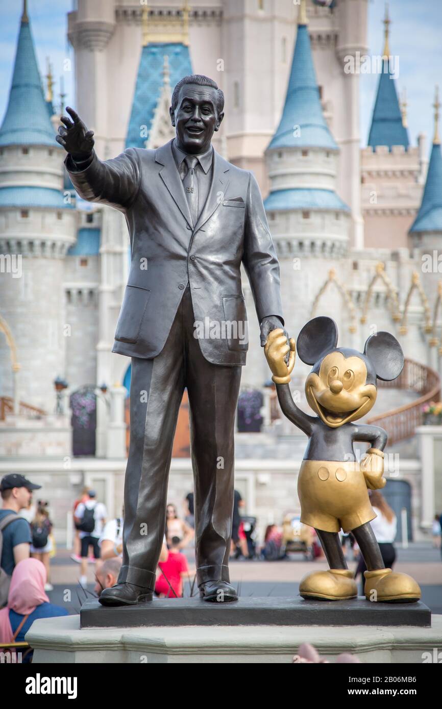 Sculpture monument walt disney avec mickey mouse Banque de ...