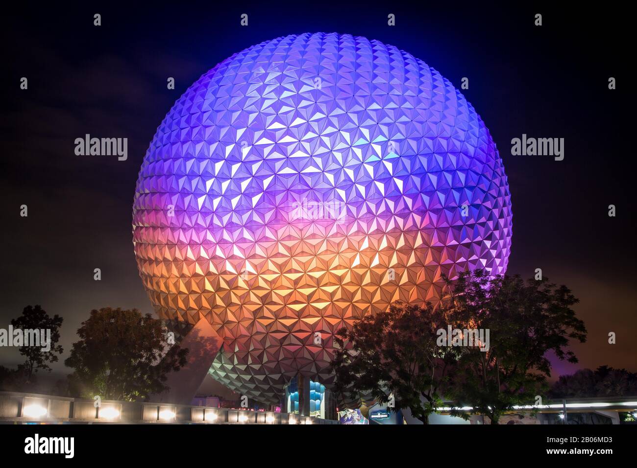 Attraction Spaceship Earth la nuit, site touristique du parc thématique Epcot, Walt Disney World, Orlando, Floride, États-Unis Banque D'Images