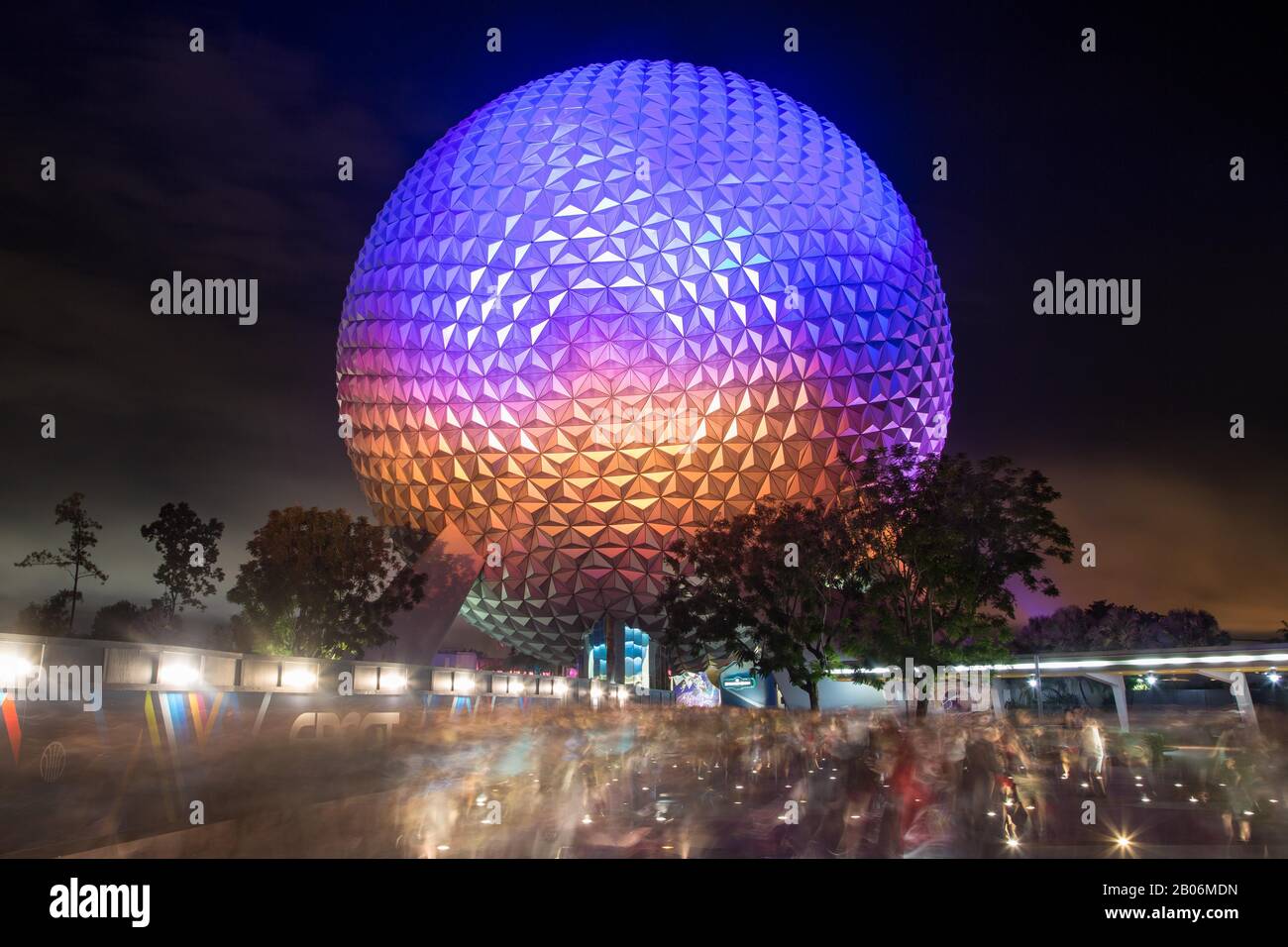 Attraction Spaceship Earth la nuit, site touristique du parc thématique Epcot, Walt Disney World, Orlando, Floride, États-Unis Banque D'Images