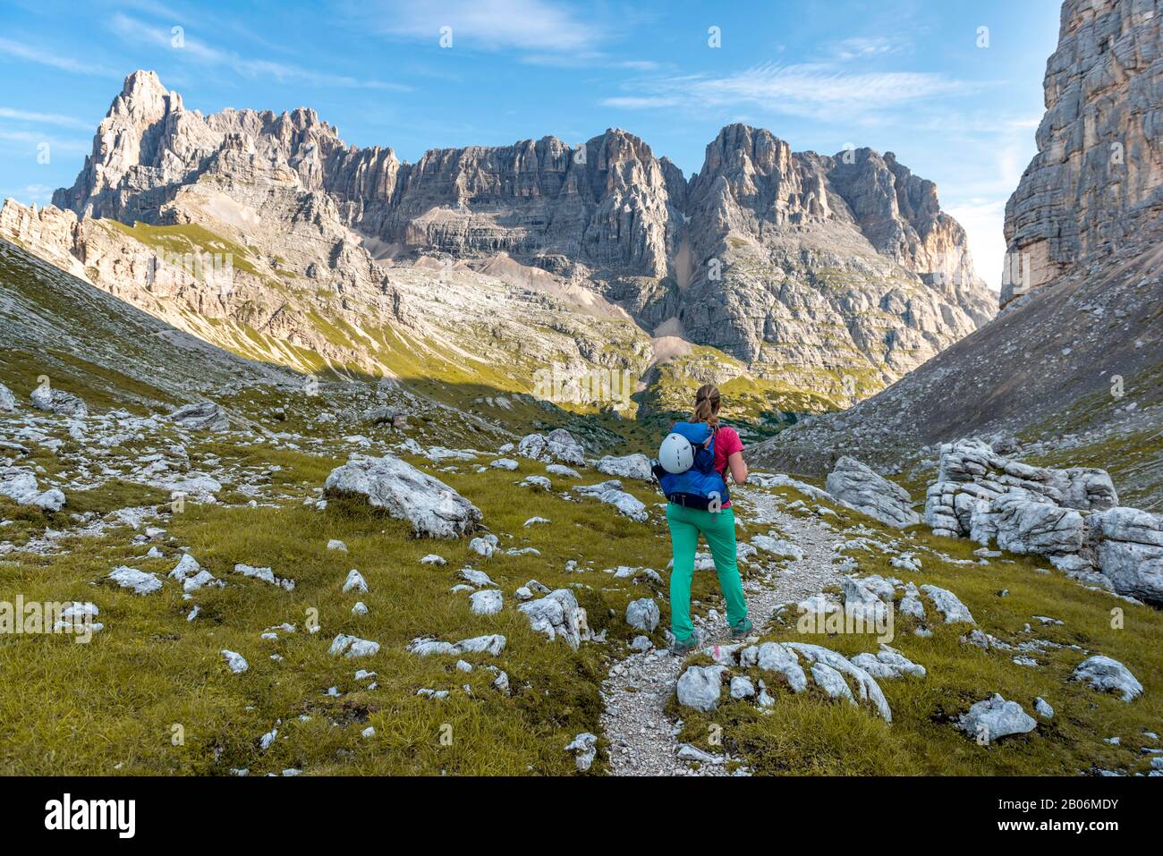 Jeune randonneur sur un sentier de randonnée, Sorapiss Circumambulation, derrière la crête, Mont Pune Tre Sorelle, Dolomites, Belluno, Italie Banque D'Images