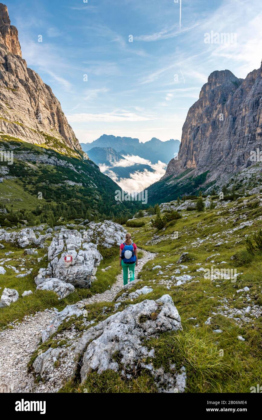 Jeune randonneur sur un sentier de randonnée, rond-point de Sorapiss, sur la droite Corno Del Doge montagne, Dolomites, Belluno, Italie, Europe Banque D'Images