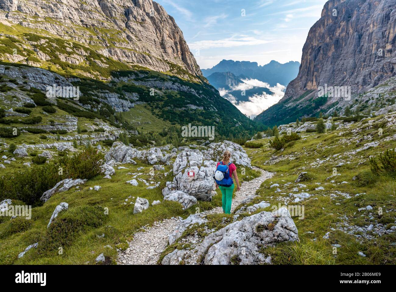 Jeune randonneur sur un sentier de randonnée, rond-point de Sorapiss, sur la droite Corno Del Doge montagne, Dolomites, Belluno, Italie, Europe Banque D'Images