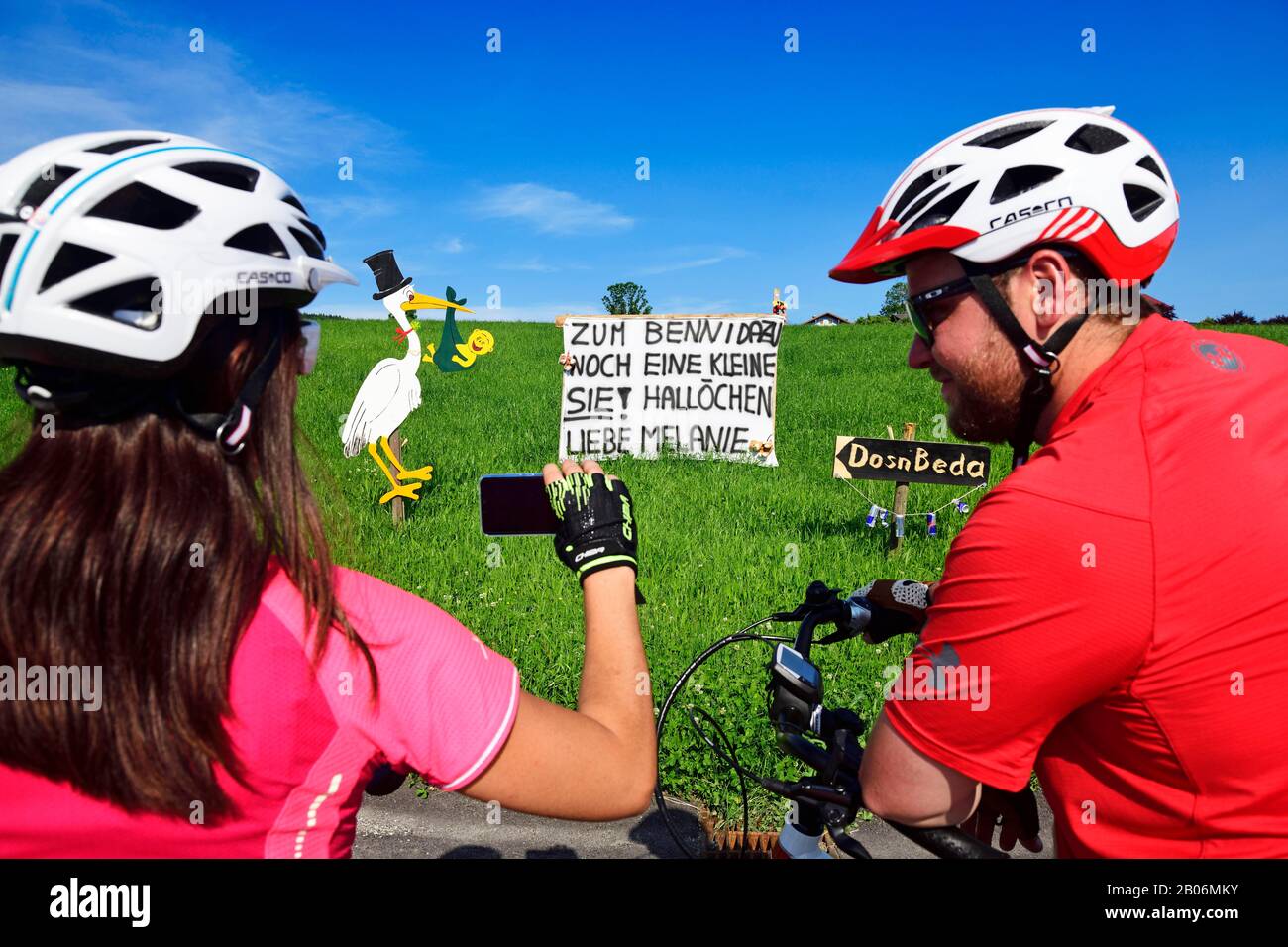Les cyclistes photographiant des rangots Et des banderoles En tant que bienvenue pour un nouveau-né, Seeham, Salzbourg Lakeland, Salzburger Land, Autriche Banque D'Images