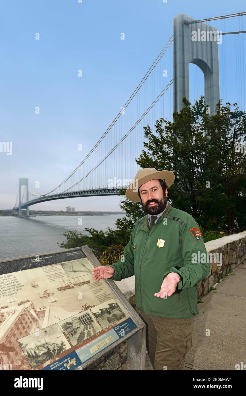 Park ranger à fort Wadsworth explique le Verrazzano-Narrows-Bridge, Staten Island, New York City, New York State, États-Unis Banque D'Images