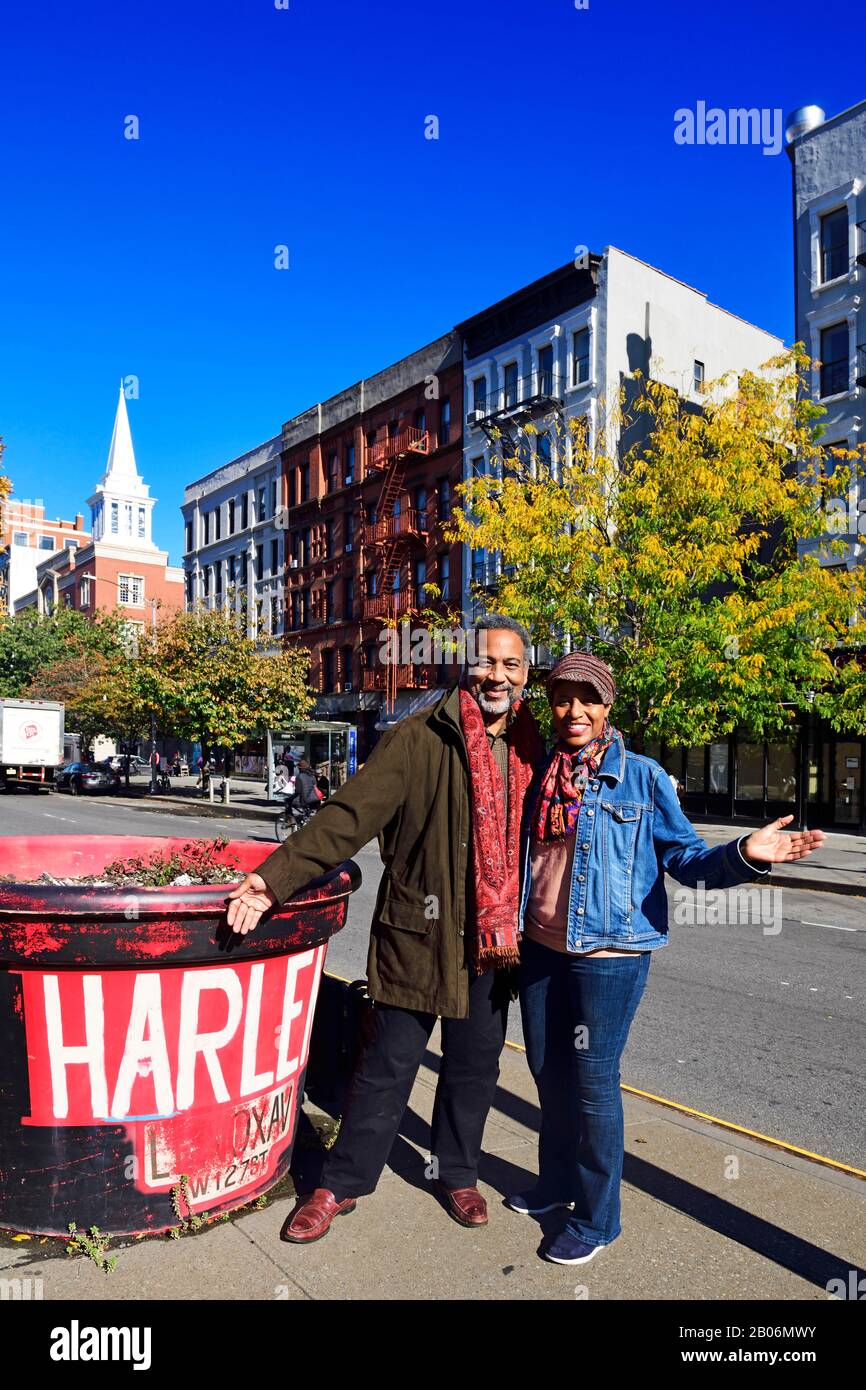 Couple noir à côté de Harlem Sign, New York City, États-Unis Banque D'Images
