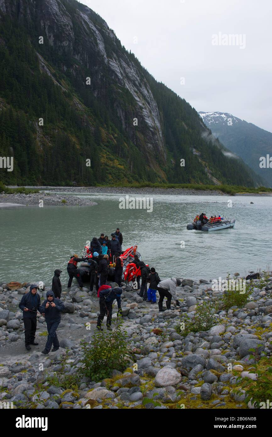 Les randonneurs au Glacier Baird de décor Cove, Thomas Bay, la Forêt Nationale Tongass, Alaska, USA Banque D'Images