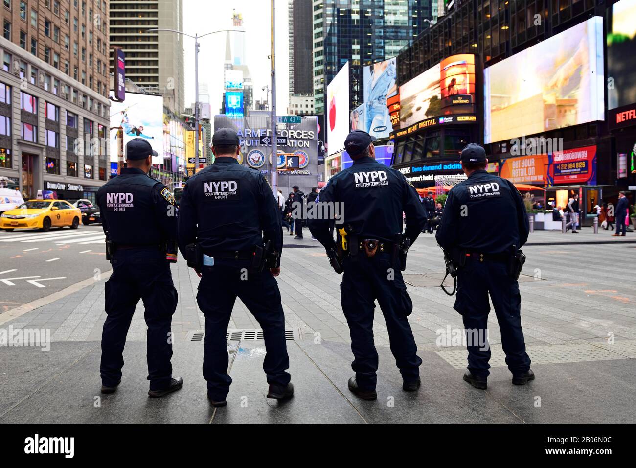 Patrouille de police anti-terroriste Times Square, Manhattan, New York City, New York State, États-Unis Banque D'Images
