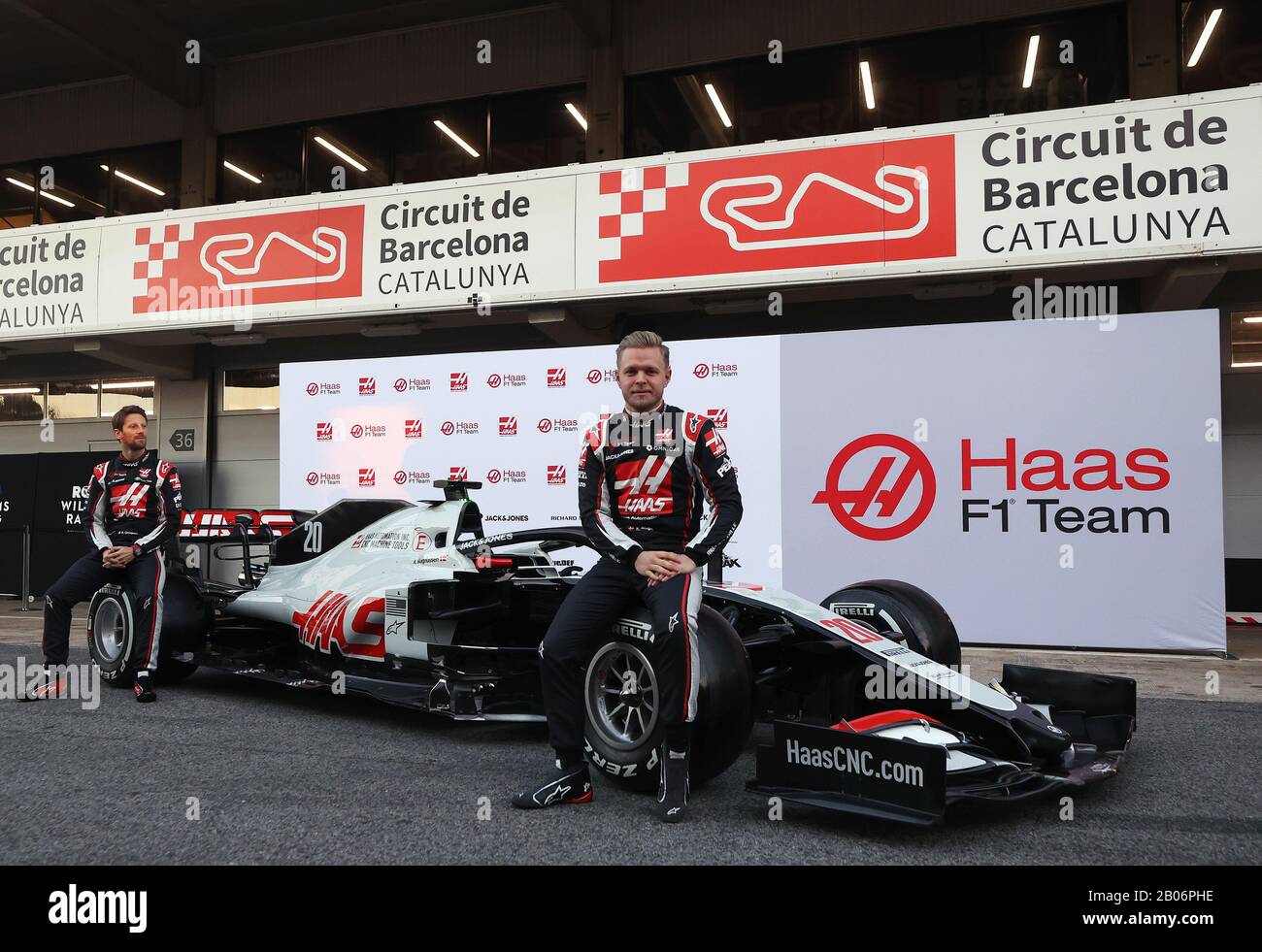 Les pilotes Haas F1 Kevin Magnussen (à droite) et Romain Grosjean dévoilent  la nouvelle voiture pour la saison 2020 F1 au cours de la première journée  de tests pré-saison au circuit de