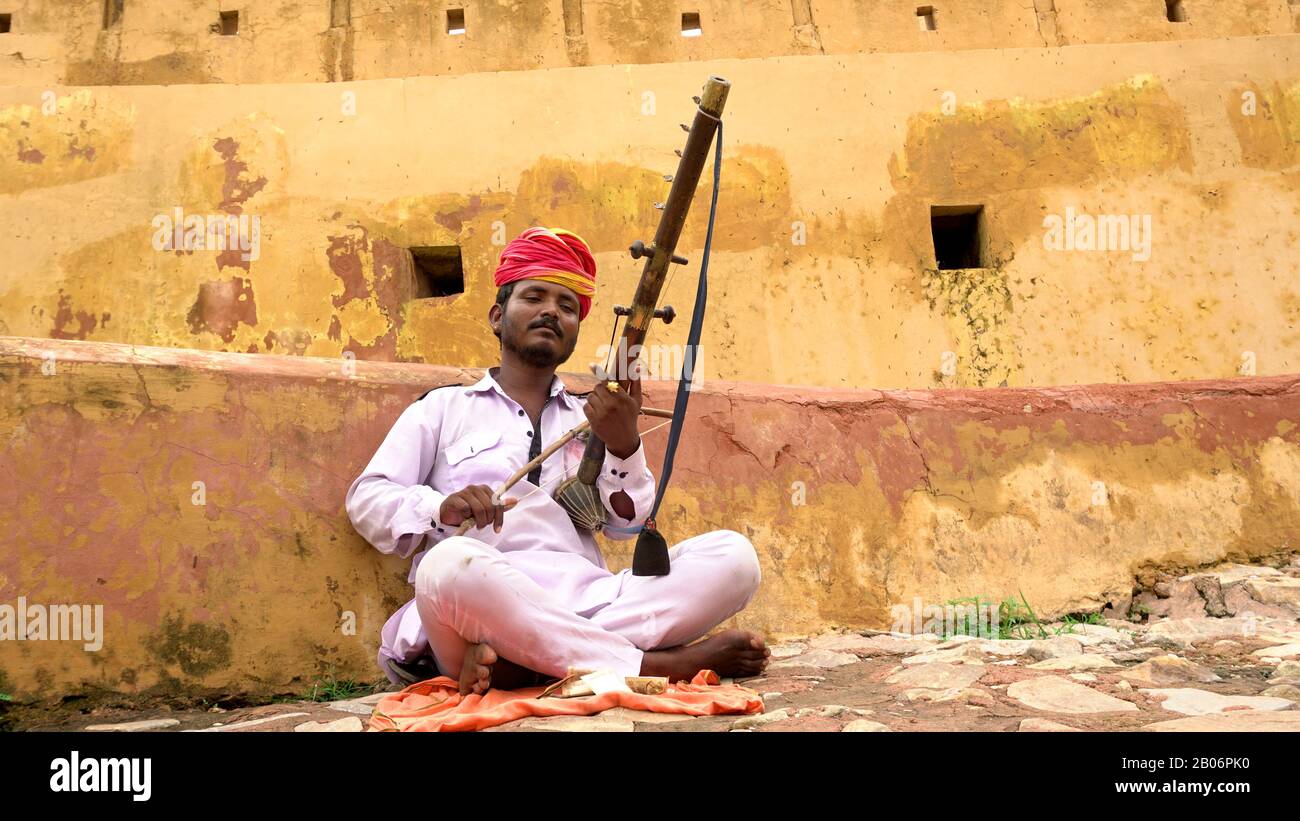 Rajasthani homme jouant de la musique à Amer fort à jaipur, Rajasthan Banque D'Images