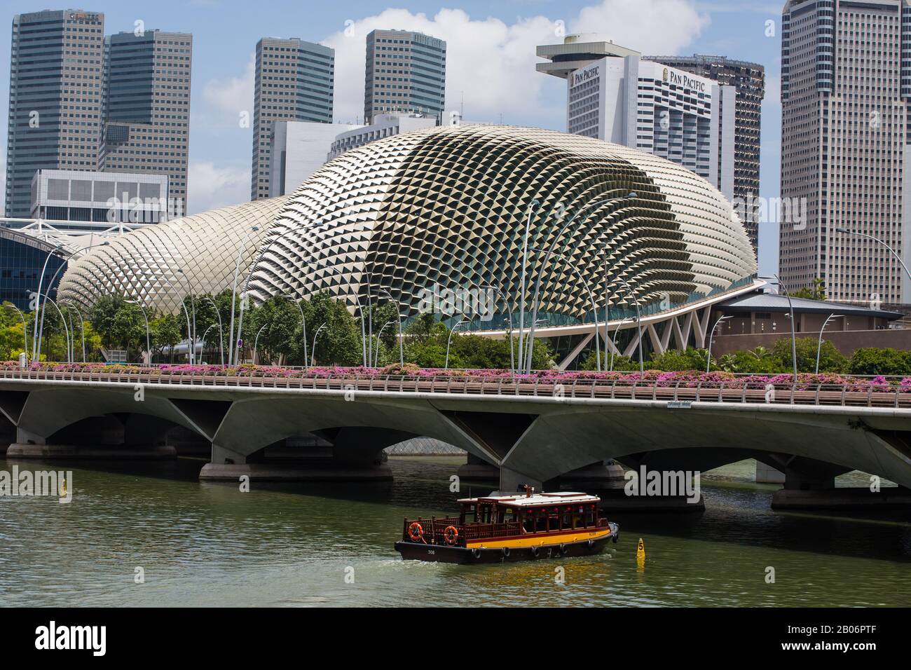 Le paysage urbain se compose de l'Esplanade, de Suntect City, d'hôtels et de bureaux. Un bumboat voyage aussi sur l'eau. Banque D'Images