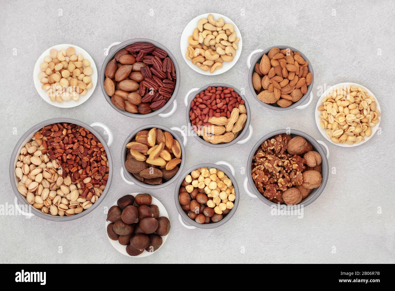 La collection de fruits secs pour la santé des noix convient à un régime végétalien et végétarien élevé en protéines, oméga 3, antioxydants, minéraux et vitamines. Pose à plat Banque D'Images