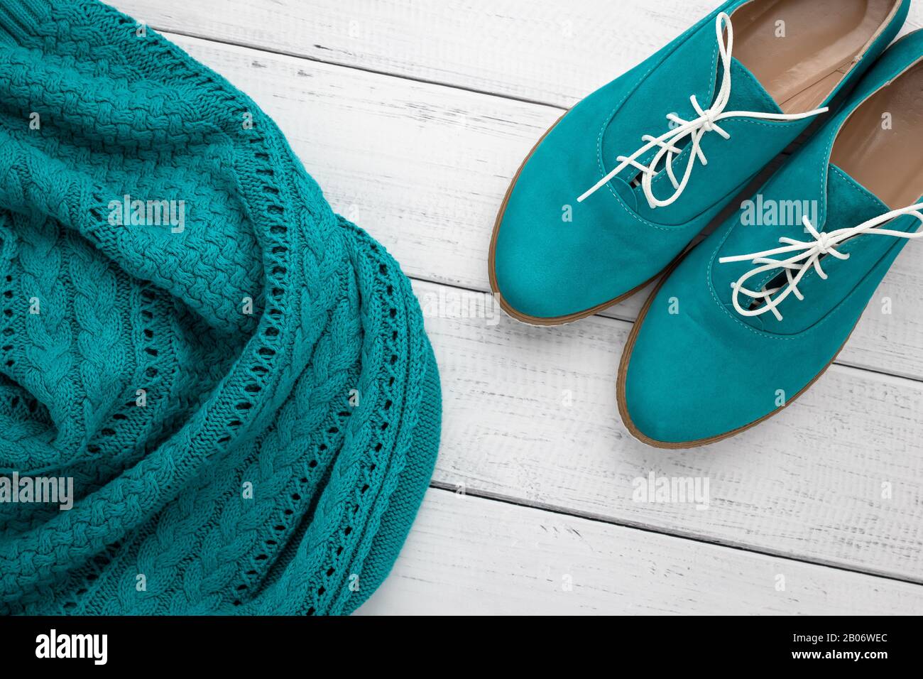 Paire de bottines en daim turquoise et pull couleur aqua tricoté. Robe plate tendance, vêtements décontractés, concept de style de vie. Chaussures Oxford pour Femme et vert Banque D'Images