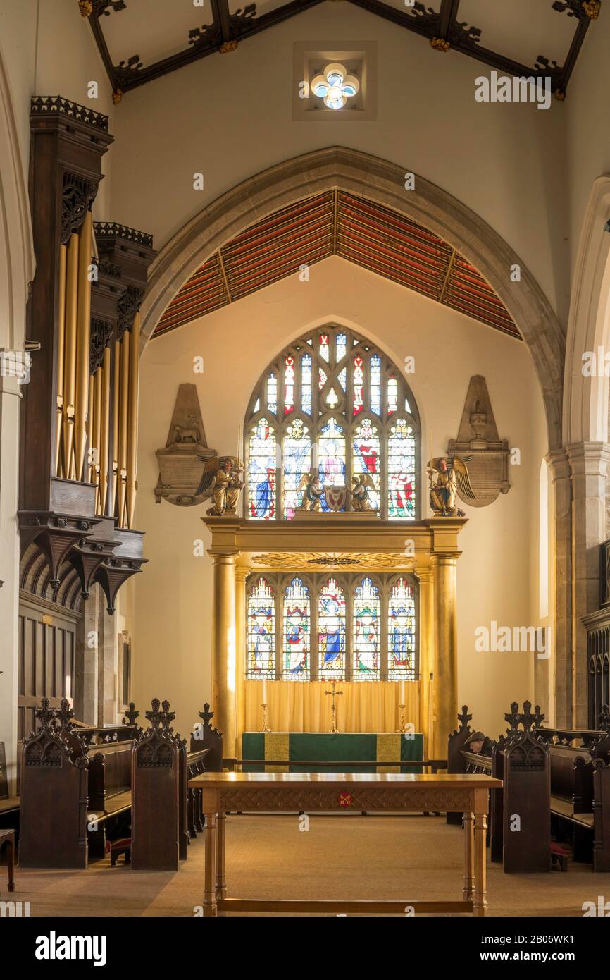Vue intérieure de l'église paroissiale de Saint-Pierre Huddersfield, avec la fenêtre est et baldacchino par Sir Ninian Comper, West Yorkshire, Angleterre, Royaume-Uni Banque D'Images