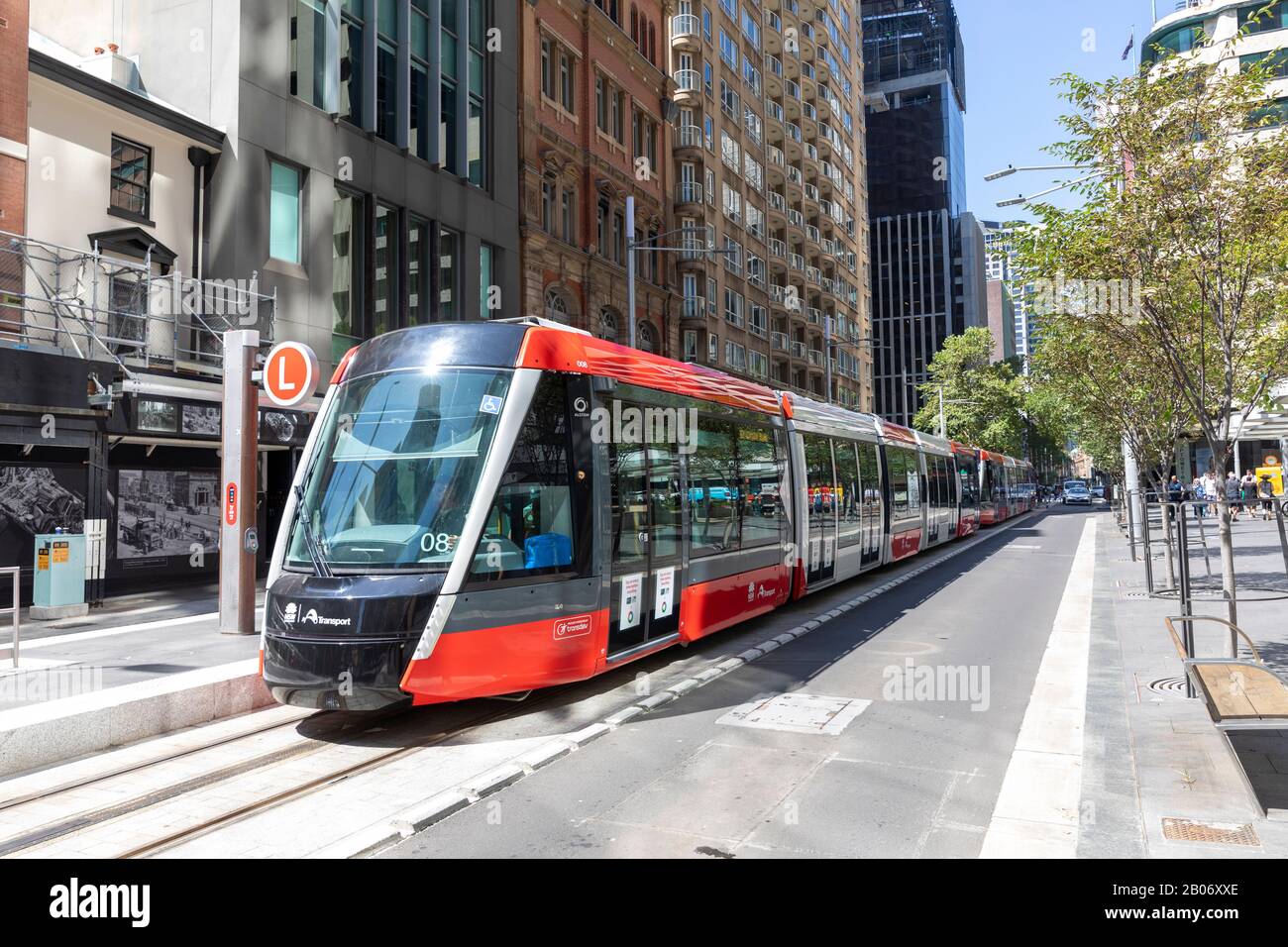 Tramway léger en train de Sydney longeant la rue George dans le centre-ville de Sydney, en Australie Banque D'Images