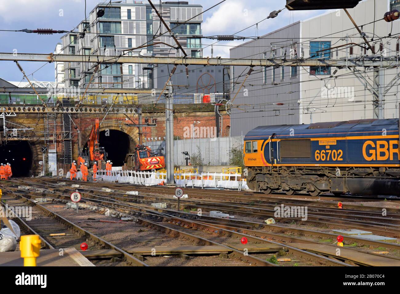 Le personnel du réseau ferroviaire avec une usine et des machines de chemin de fer à la gare de London King's Cross Station pour les travaux de renouvellement et d'entretien des voies. 12 janvier 2020 Banque D'Images