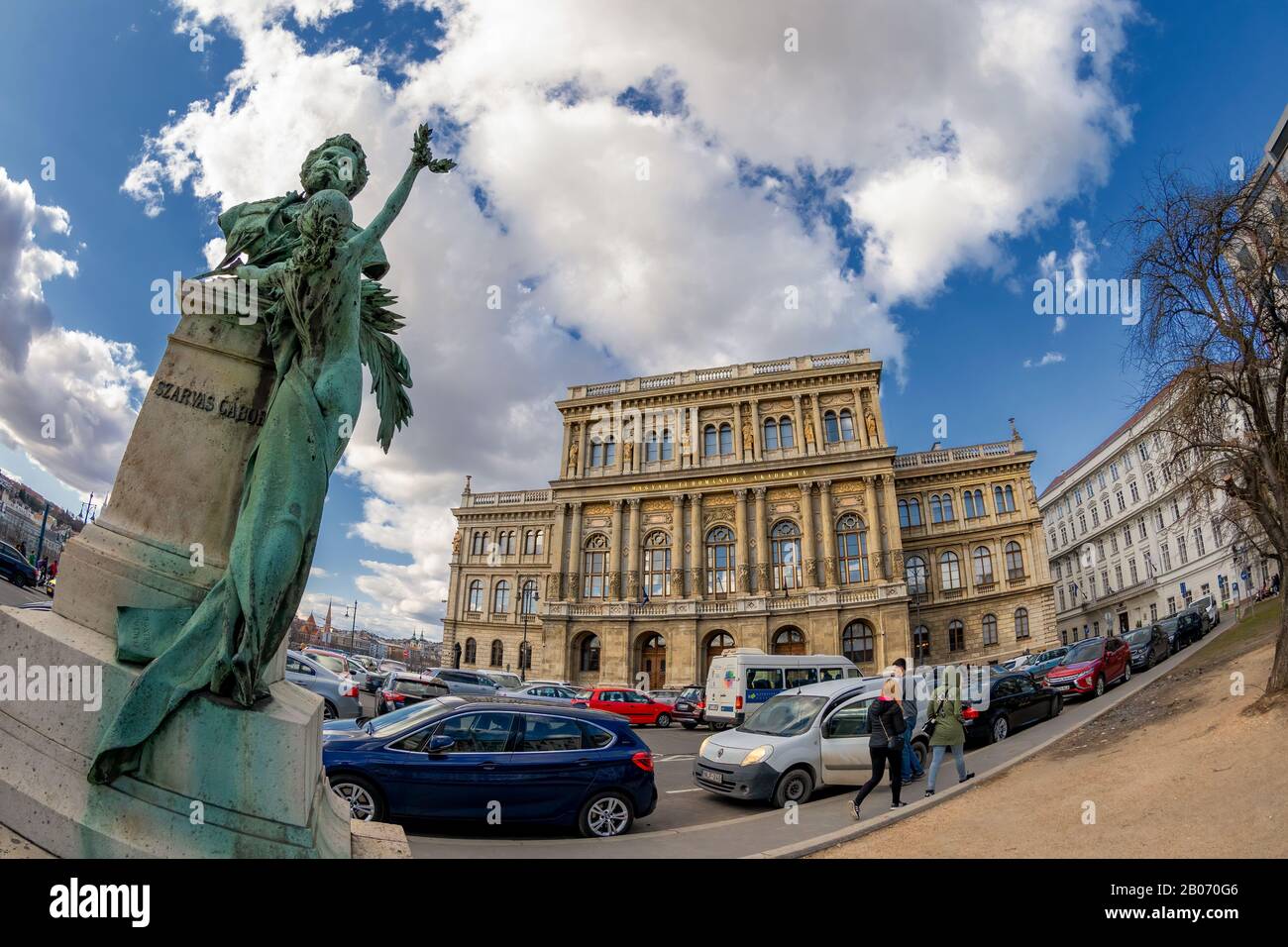 Vue sur le bâtiment de l'Académie hongroise des sciences de la place Szechenyi, avec une ancienne sculpture en bronze du philosophe et linguiste Gabor Szarvas. Banque D'Images