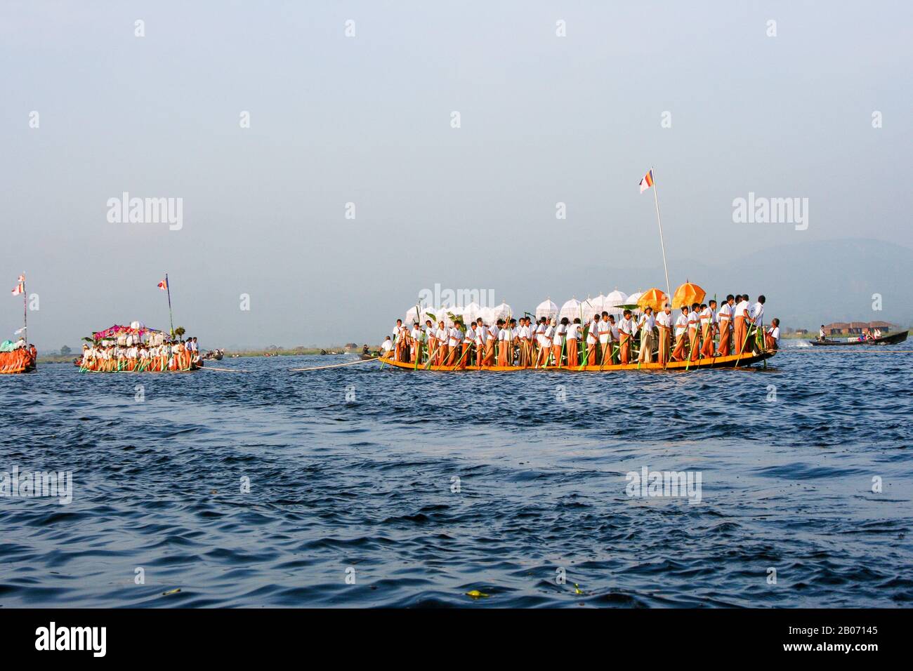 Bateau à ramer traditionnel en Birmanie (les rameurs poussent l'aviron avec leurs pieds) Inle Lake Banque D'Images