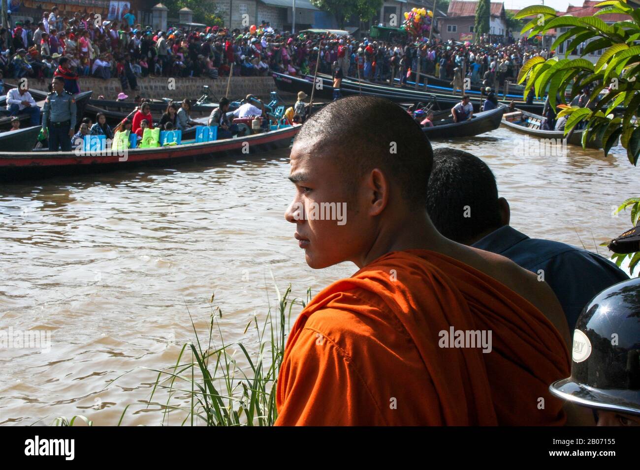 Nyaungshwe (lac Inle- Birmanie). Un moine observe la régate tenue en octobre en hommage à Phaung Daw O. Banque D'Images