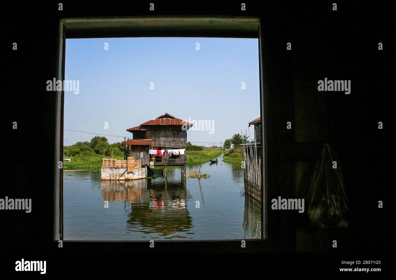 péniche sur le lac Inle (Birmanie -Birmania) Banque D'Images