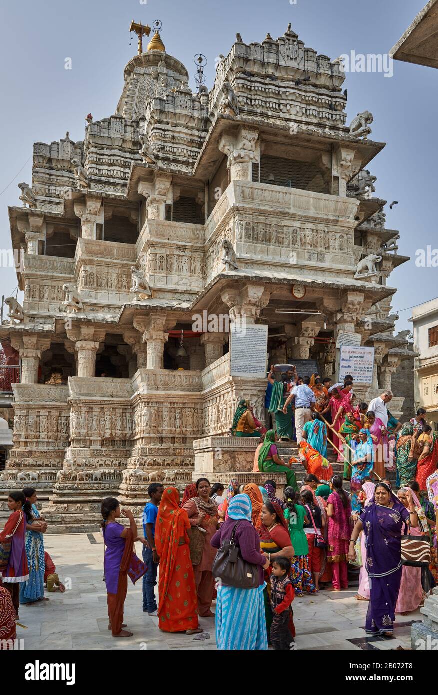 Les femmes indiennes avec des vêtements colorés pendant la cérémonie à l'intérieur du temple Jagdish, Udaipur, Rajasthan, Inde Banque D'Images