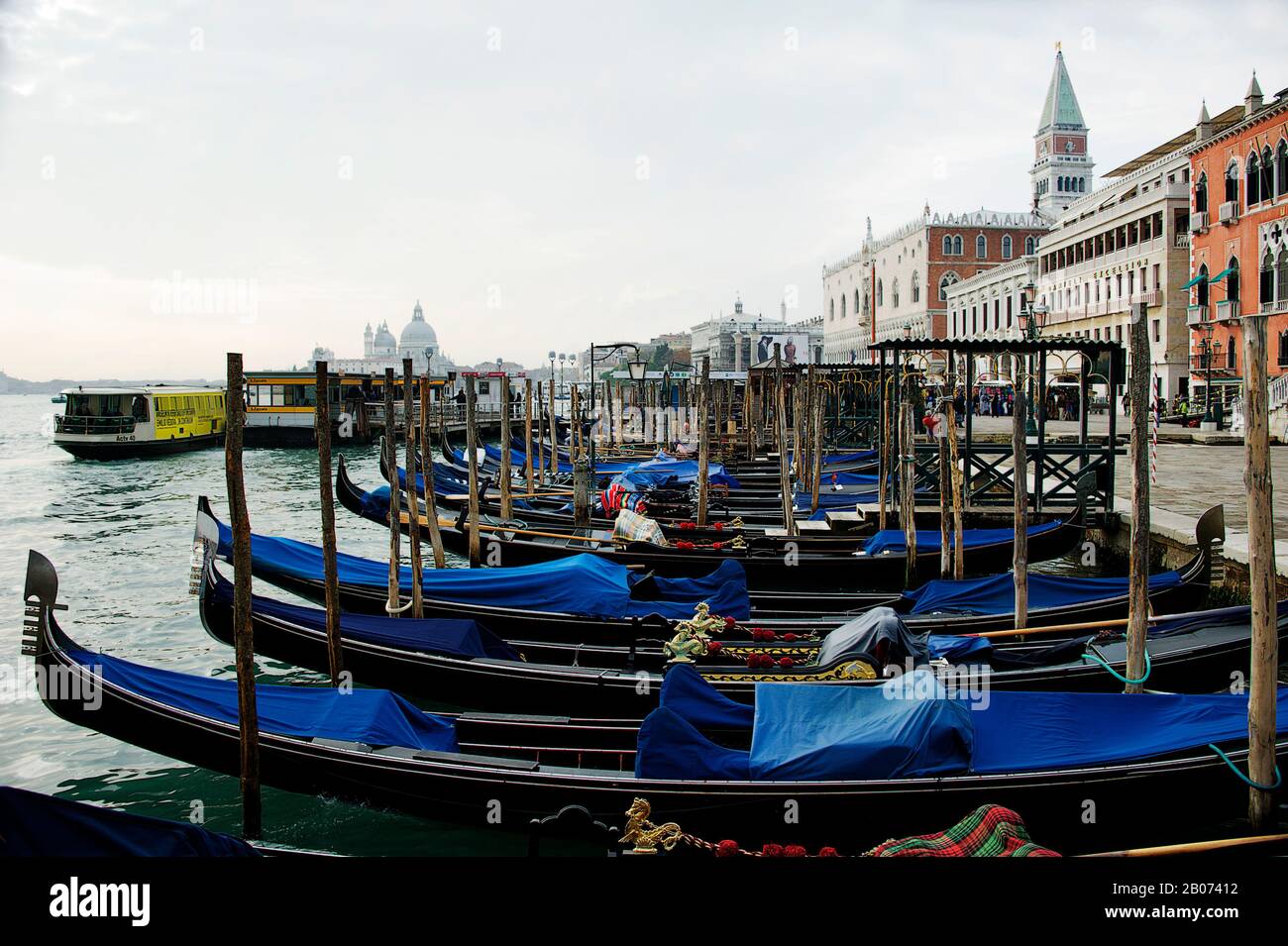 Ville De Venise, Italie, Europe. Gondoles amarrées sur le Grand Canal avec des couvertures bleues Banque D'Images