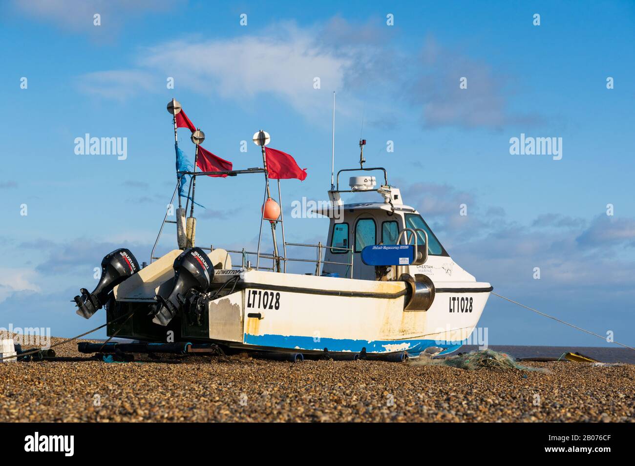Bateau de pêche sur la plage d'Aldeburgh. Aldeburgh, Suffolk. ROYAUME-UNI Banque D'Images