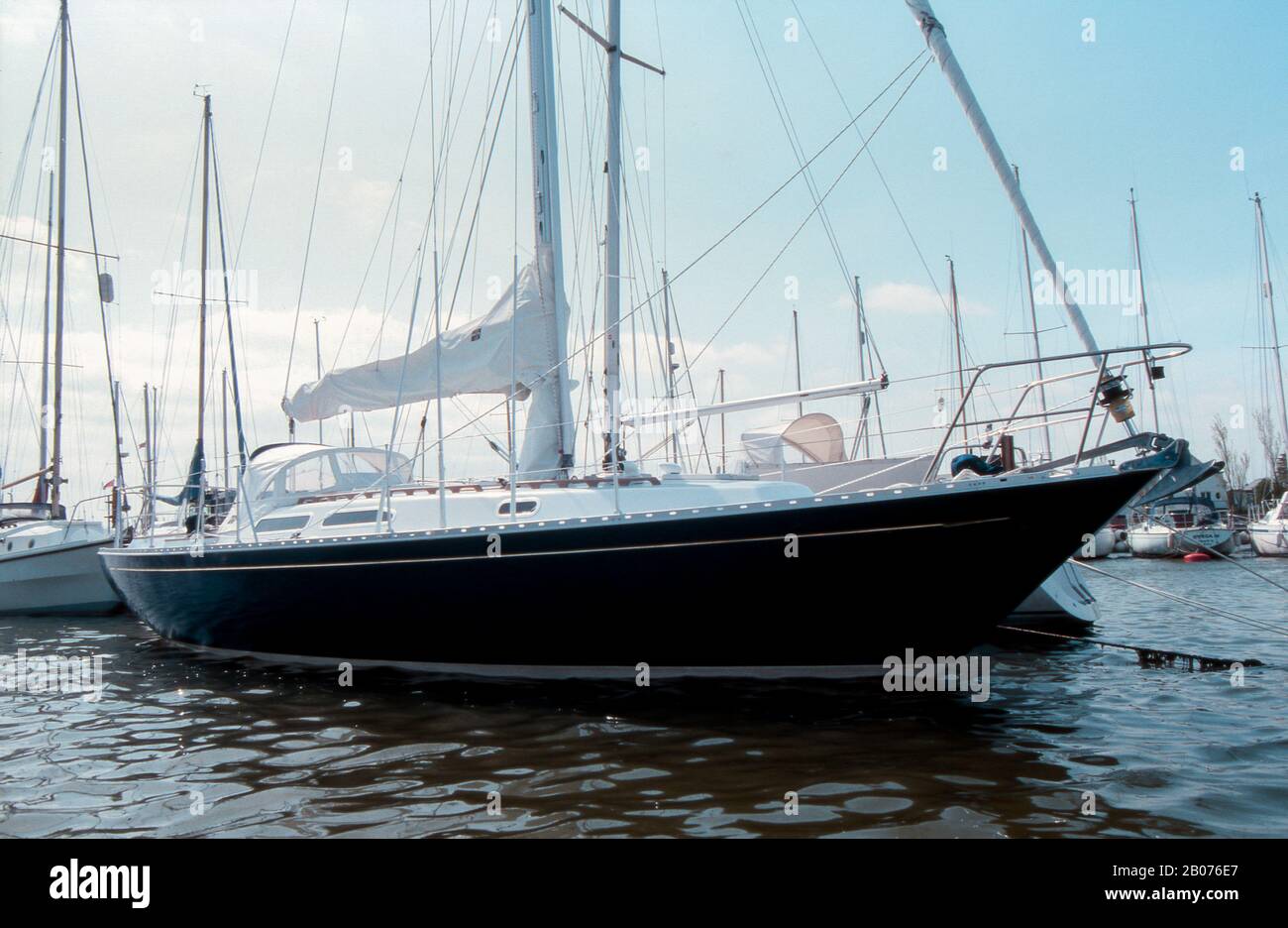 HRH Princess Anne encadre son yacht "The Blue Doubleet" du port de Lymington dans le Solent England juillet 1992 Banque D'Images