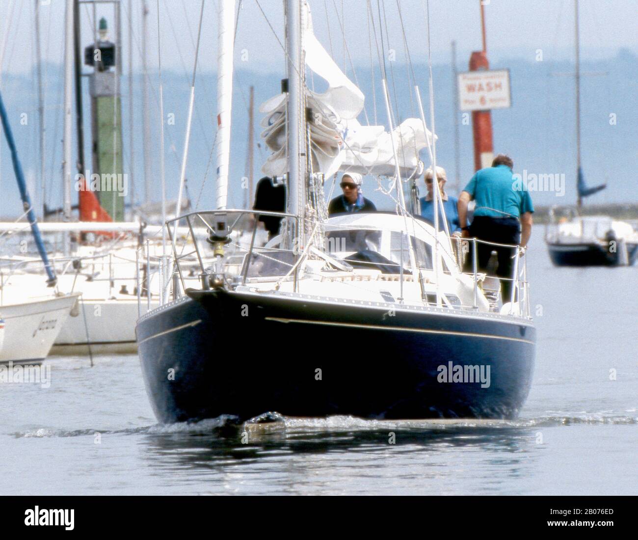 HRH Princess Anne encadre son yacht "The Blue Doubleet" du port de Lymington dans le Solent England juillet 1992 Banque D'Images