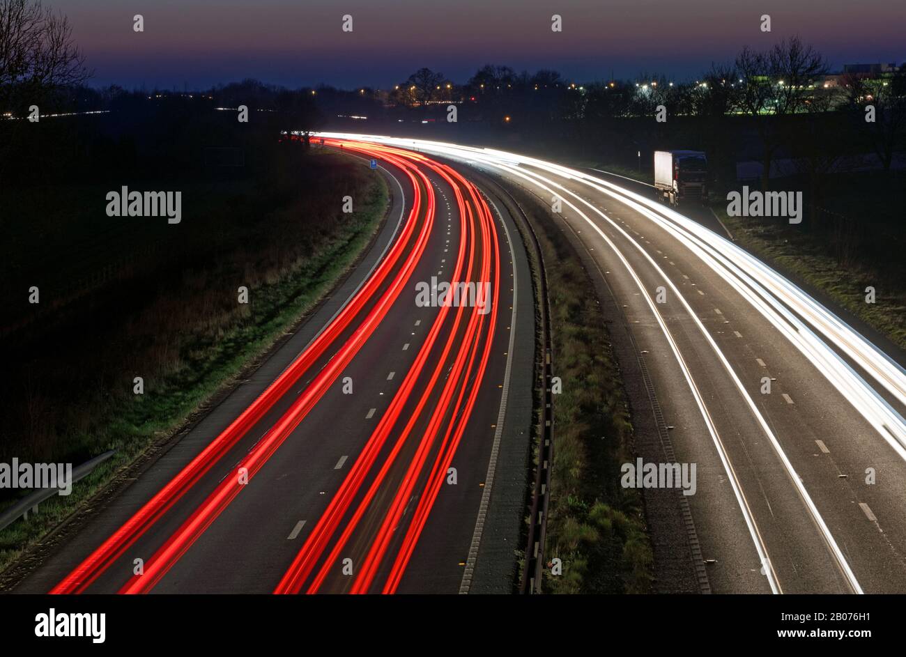 Sentiers légers sur l'A64 Dual Carrieway près de York, dans le North Yorkshire Banque D'Images