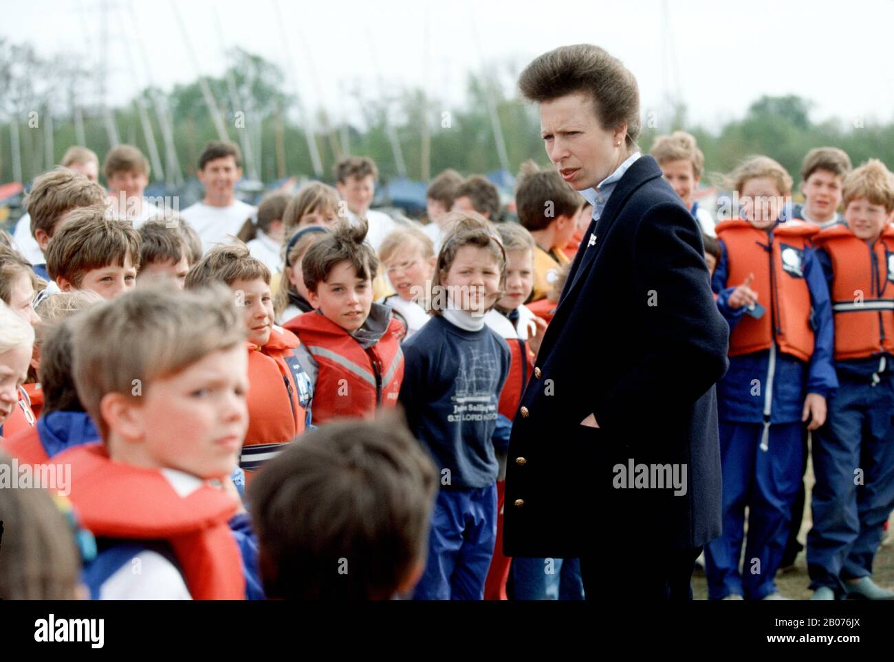 HRH Princess Anne au club de voile Papercourt, Angleterre, Angleterre avril 1990 Banque D'Images